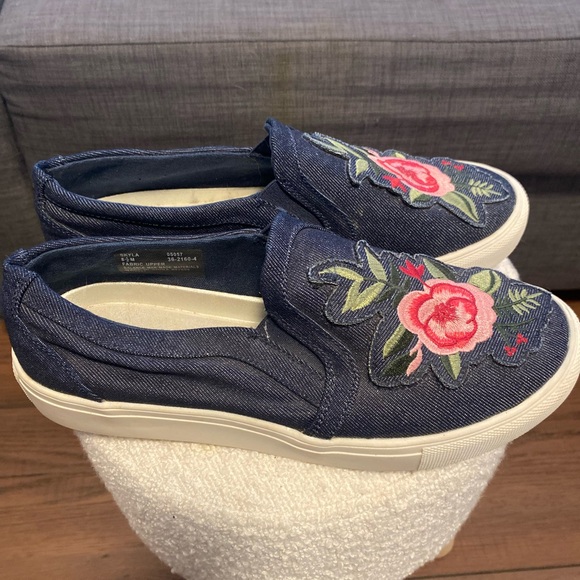 Comfortview Skyla blue Fabric Embroidered Floral Slip-On Sneakers - Picture 2 of 7